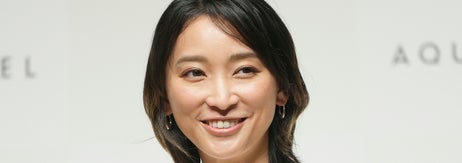 一人の女性がイベントで話している姿。名前は不明です。